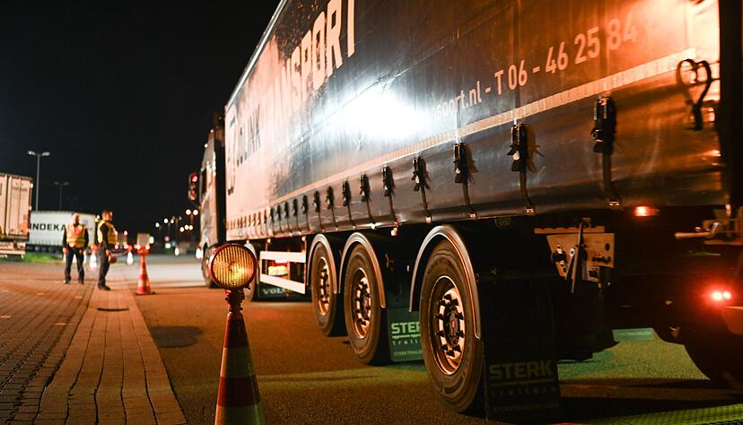 Deutschland hat seine bereits laufenden Grenzkontrollen im Osten und S&uuml;den des Landes wie angek&uuml;ndigt auf die Landgrenzen im Westen und Norden ausgeweitet. (Archivbild)