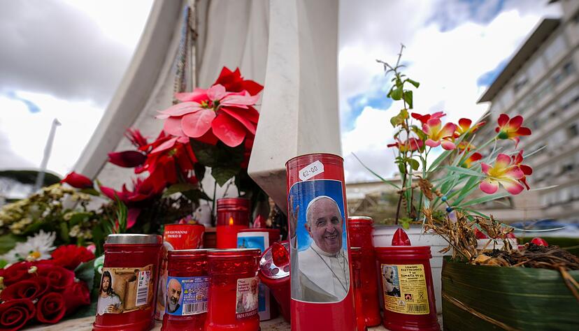 Vor dem Gemelli-Krankenhaus im Rom sind f&uuml;r den erkrankten Papst Franziskus Kerzen aufgestellt.