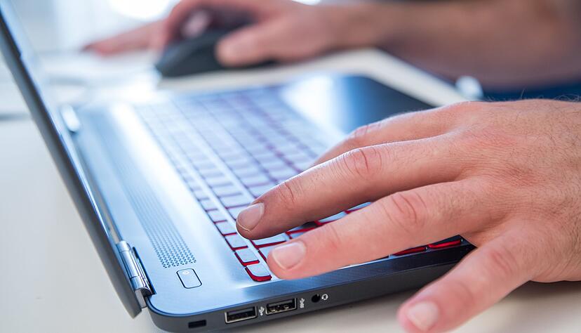 «Schreib mir eine Bewerbung»: Rechtlich ist es in der Regel kein Problem, wenn Bewerbungsunterlagen mit Hilfsmitteln erstellt werden. «Schreib mir eine Bewerbung»: Rechtlich ist es in der Regel kein Problem, wenn Bewerbungsunterlagen mit Hilfsmitteln erstellt werden.