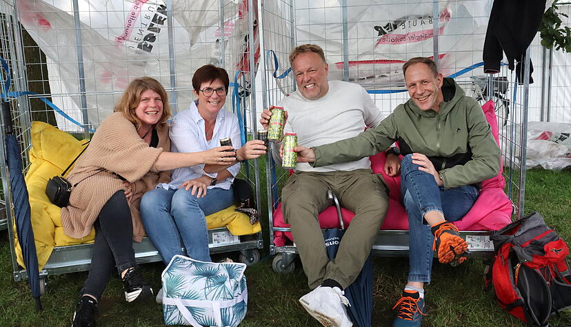 Die Besucher (von links) Erika Pröllochs, Inka Liesen, Axel Pröllochs und Jens Behrens trotzten im „Sommerfestival-Strandkorb“ Wind und Wetter. Die Besucher (von links) Erika Pröllochs, Inka Liesen, Axel Pröllochs und Jens Behrens trotzten im „Sommerfestival-Strandkorb“ Wind und Wetter.