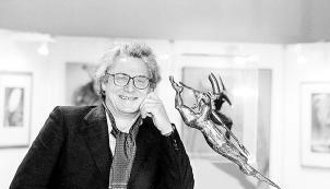 Die surreale Spannung zwischen N&uuml;chternheit und Phantasie war sein Thema: Jochen Wahl - 1998 in einer Ausstellung in Brackenheim.
          Foto : Andreas Veigel