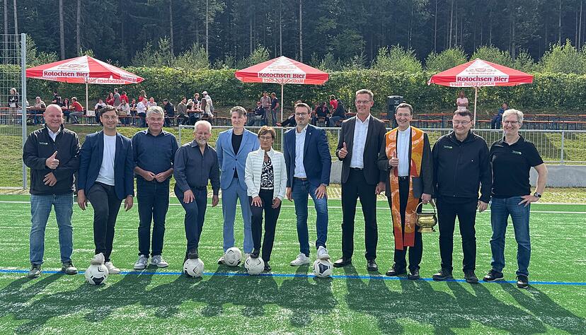 Der FC Ellwangen kickt künftig auf dem ersten Bio-Kunstrasenplatz in Deutschland. Die Fasern und das Infill-Material stammen von der Firma Tecnaro aus Ilsfeld. Der FC Ellwangen kickt künftig auf dem ersten Bio-Kunstrasenplatz in Deutschland. Die Fasern und das Infill-Material stammen von der Firma Tecnaro aus Ilsfeld.