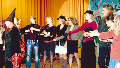 Gesangschüler der Musikschulen Möckmühl und Neuenstadt singen und spielen in der Aula des EMG Neuenstadt - There's no business like showbusiness. Gesangschüler der Musikschulen Möckmühl und Neuenstadt singen und spielen in der Aula des EMG Neuenstadt - There's no business like showbusiness.