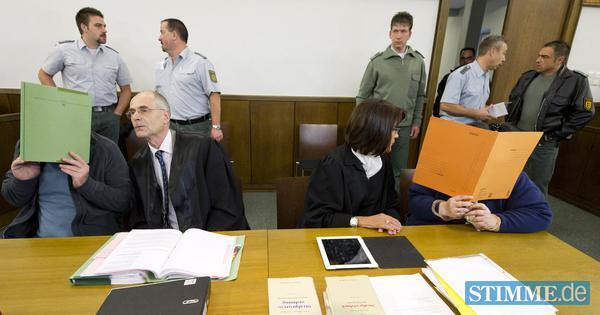 Die beiden Angeklagten Lilia Ingrid K. (r) und Horst K. sowie ihre Anwälte Rainer Heckmann und Anke Stiefel-Bechdolf.