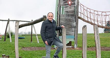 Jochen Hoffer will Bürgermeister von Neudenau werden, mit seiner Familie wohnt er in der Kernstadt. Bis Ende des Jahres 2022 leitete er im Rathaus das Hauptamt, dann kam die Umstrukturierung durch den Bürgermeister.
Foto: Ralf Seidel Jochen Hoffer will Bürgermeister von Neudenau werden, mit seiner Familie wohnt er in der Kernstadt. Bis Ende des Jahres 2022 leitete er im Rathaus das Hauptamt, dann kam die Umstrukturierung durch den Bürgermeister.
Foto: Ralf Seidel