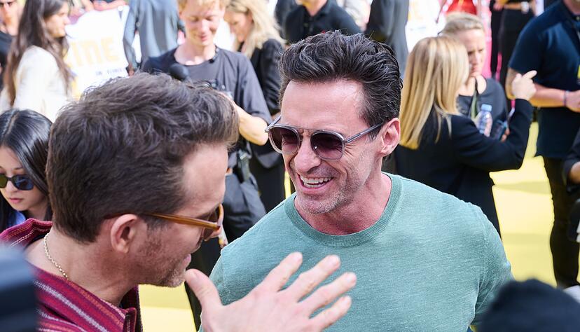 Ryan Reynolds und Hugh Jackman sind zu Scherzen aufgelegt.