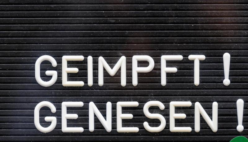 «Geimpft! Genesen!» steht auf einem Schild an einer Bar.