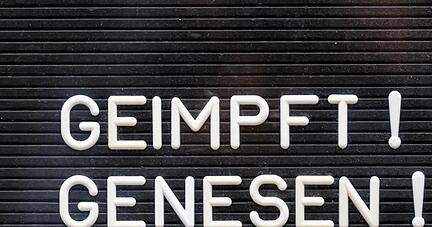«Geimpft! Genesen!» steht auf einem Schild an einer Bar.