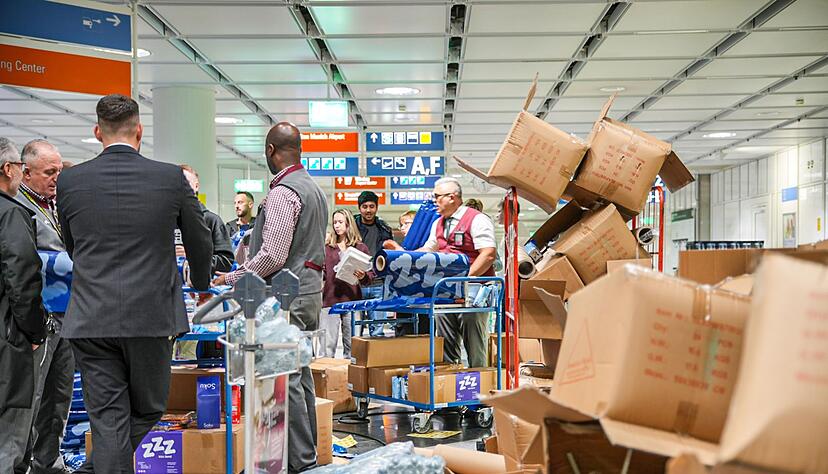 Am Flughafen wurden Snacks und Getr&auml;nke an die Gestrandeten verteilt.