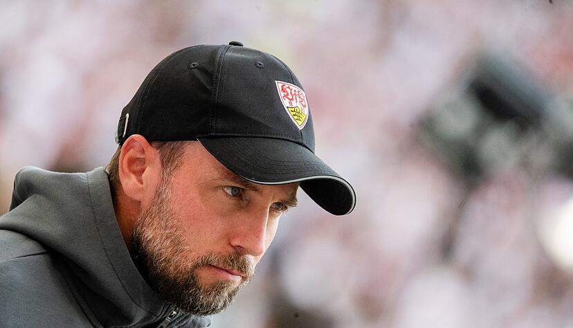 Stuttgarts Trainer Sebastian Hoeneß steht vor Spielbeginn auf dem Spielfeld. Stuttgarts Trainer Sebastian Hoeneß steht vor Spielbeginn auf dem Spielfeld.