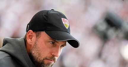 Stuttgarts Trainer Sebastian Hoeneß steht vor Spielbeginn auf dem Spielfeld.
