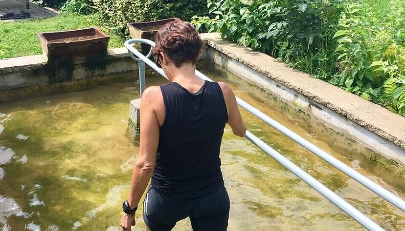 Auch nach dem Laufen bleibe ich dem Wasser treu: Kneippen - oder Wassertreten - tut müden Beinen nach großer Anstrengung häufig gut. Auch nach dem Laufen bleibe ich dem Wasser treu: Kneippen - oder Wassertreten - tut müden Beinen nach großer Anstrengung häufig gut.