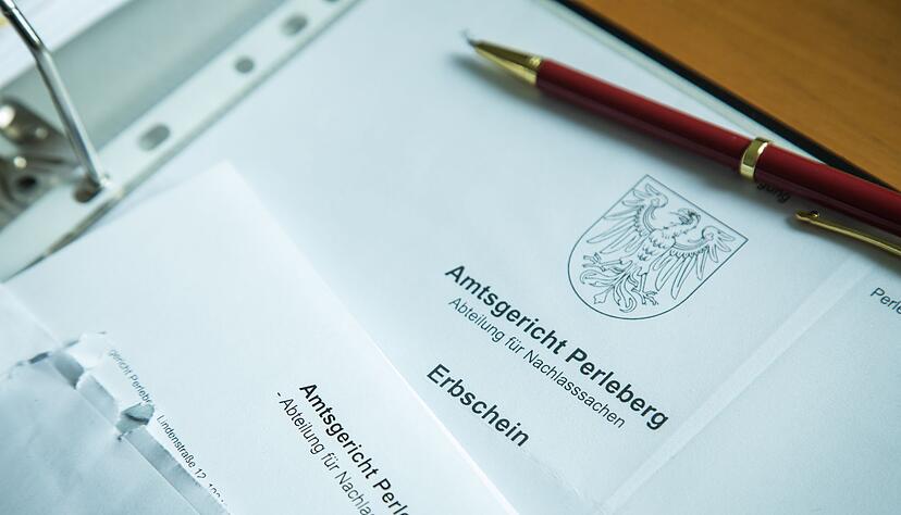 Wer eine Immobilie erbt, muss diese im Grundbuch umschreiben lassen. Dafür ist oft ein Erbschein erforderlich. Wer eine Immobilie erbt, muss diese im Grundbuch umschreiben lassen. Dafür ist oft ein Erbschein erforderlich.