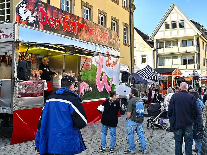 H&auml;ndler pr&auml;sentieren ihre Waren mit viel Humor und norddeutschem Charme.