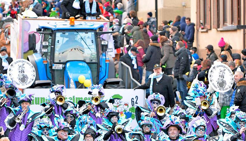 Das Kuhberg-Echo aus Gundelsheim rockt den Asphalt. In ihren prachtvollen Kost&uuml;men und mit ihrem musikalischen K&ouml;nnen ist die Guggenmusik ein akustisches und optisches Highlight beim n&auml;rrischen Spektakel.Fotos: Mario Berger