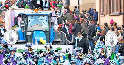 Das Kuhberg-Echo aus Gundelsheim rockt den Asphalt. In ihren prachtvollen Kost&uuml;men und mit ihrem musikalischen K&ouml;nnen ist die Guggenmusik ein akustisches und optisches Highlight beim n&auml;rrischen Spektakel.Fotos: Mario Berger