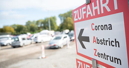 08.10.2020, Baden-Württemberg, Nürtingen: Ein Schild weist die Einfahrt zum Corona-Abstrich-Zentrum. Der Landkreis Esslingen hat als erste Region im Südwesten die Grenze von 50 Corona-Neuinfektionen pro 100 000 Einwohner innerhalb von sieben Tagen überschritten. Foto: Sebastian Gollnow/dpa +++ dpa-Bildfunk +++ | Verwendung weltweit