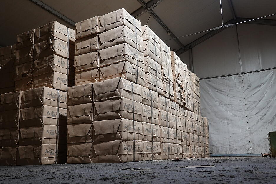 Zellstoffballen, 200 Kilogramm schwer jeder, sind der Grundstoff für das Papier, das Pucaro herstellt
