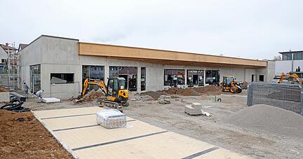 K&ouml;nnte bald der Treffpunkt im Ortszentrum sein: Das Gesch&auml;ftshaus "Neue Mitte" mit Metzger, B&auml;cker, Obst- und Gem&uuml;sehandel und Drogerie.
Fotos: Ralf Seidel