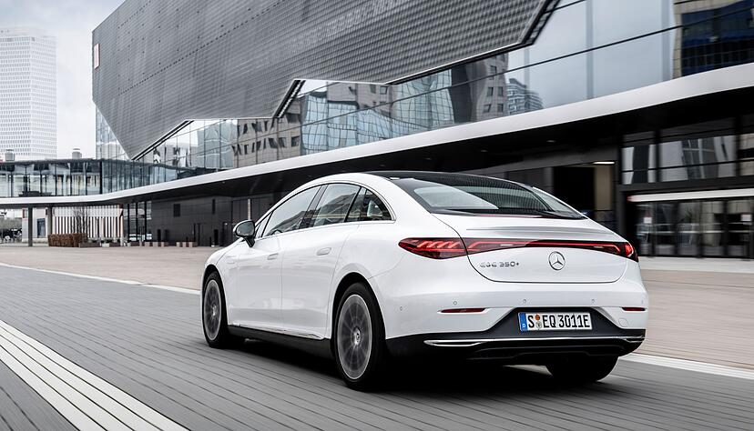 Vor allem von hinten ist der EQE vom EQS kaum zu unterscheiden. Auch die Heckklappe ist wieder unter der Heckscheibe angeschlagen. Vor allem von hinten ist der EQE vom EQS kaum zu unterscheiden. Auch die Heckklappe ist wieder unter der Heckscheibe angeschlagen.