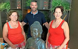 Freuen sich &uuml;ber volle Saunen (von links): Teamleiterin Antonia Schnell, Betriebsleiter Timo K&uuml;nzel und Kollegin Rosalinda Vedernikov.