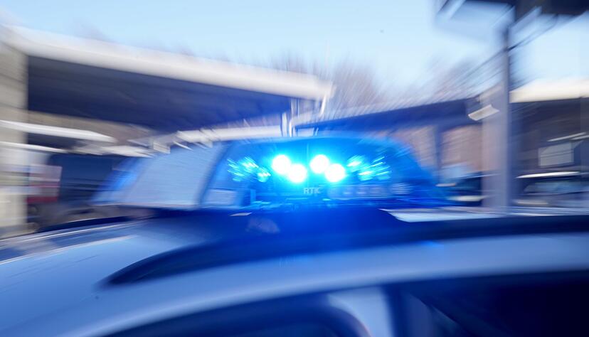 Polizei mit Blaulicht (Symbolfoto). Polizei mit Blaulicht (Symbolfoto).