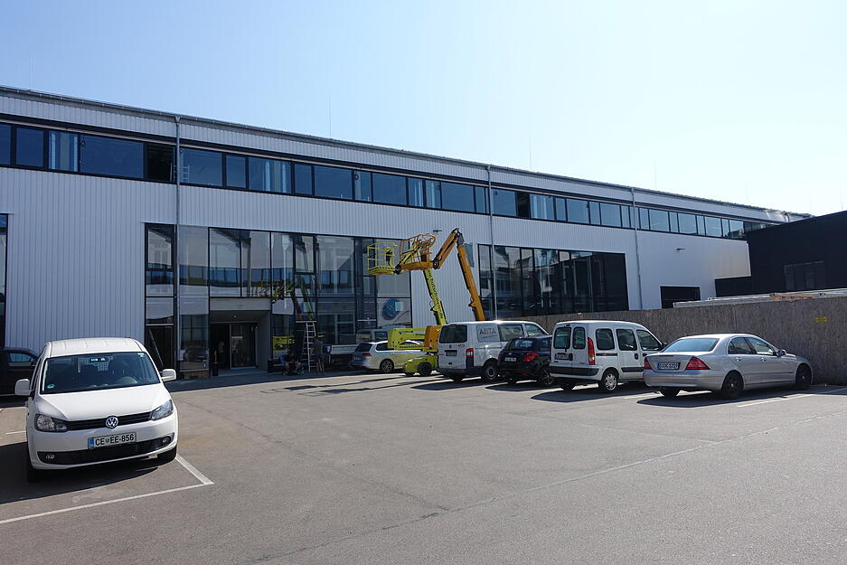 In diesen alten Fabrikhallen ensteht ein modernes B&uuml;rogeb&auml;ude. Hinter den doppelten W&auml;nden eine gute Atmosph&auml;re zu erhalten, ist die gro&szlig;e Herausforderung.