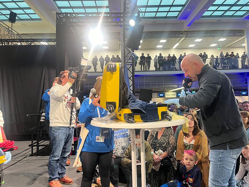 Überraschung: In einigen Koffern wurden vor der Auktion Reise- und Restaurantgutscheine versteckt. Überraschung: In einigen Koffern wurden vor der Auktion Reise- und Restaurantgutscheine versteckt.