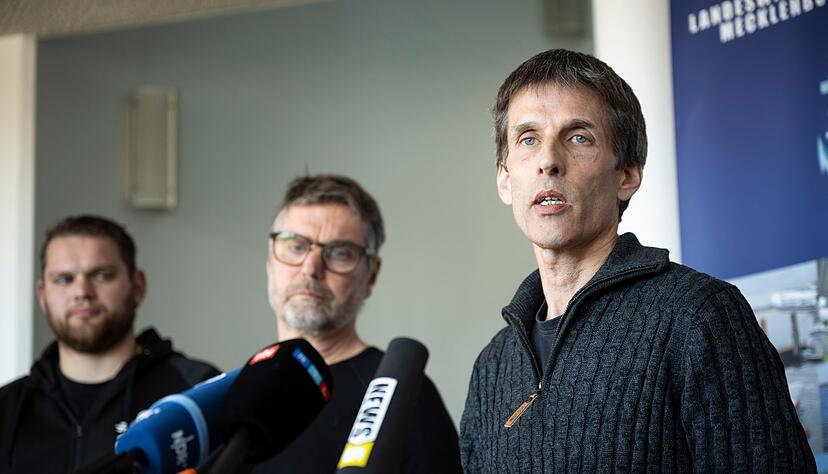 Burkard Baschek (r), Direktor des Deutschen Meeresmuseums, und Greenpeace-Meeresbiologe Thilo Maack (M) sprechen in Wismar zur Presse.