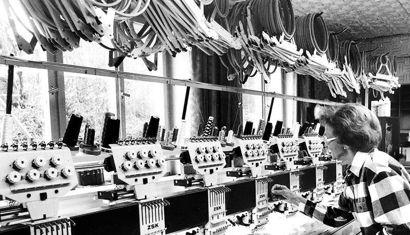 Mit Stickautomaten werden in der hauseigenen Stickerei maschinell die Stoffe verziert.
Fotos: Archiv/Kempf