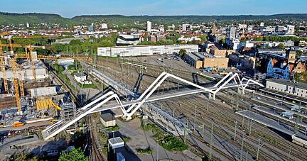 Die sogenannte Buga-Brücke verbindet den Bahnhofsvorplatz mit dem Neckarbogen. Die Fuß- und Radwegbrücke ist einst als Prestigeobjekt gestartet. Inzwischen sorgen Baumängel und steigende Kosten sorgen für Verdruss.
