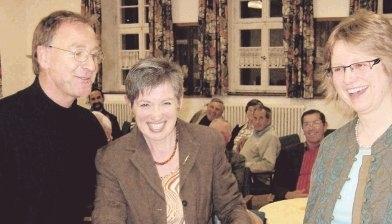 Clemens Dirscherl, Hilde G&auml;ckle und Susanne Sp&ouml;hrer (von links) mit den zwei K&ouml;rben, die so ganz unterschiedliche Auswirkungen auf das Leben vieler Menschen in aller Welt haben k&ouml;nnen.Foto: Walter Schmid