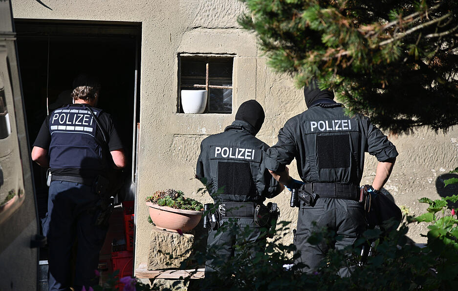 Einsatzkräfte der Polizei durchsuchen ein Objekt in Kupferzell. Bundesinnenministerin Faeser (SPD) hat eine weitere rechtsextremistische Vereinigung verboten. Einsatzkräfte der Polizei durchsuchen ein Objekt in Kupferzell. Bundesinnenministerin Faeser (SPD) hat eine weitere rechtsextremistische Vereinigung verboten.