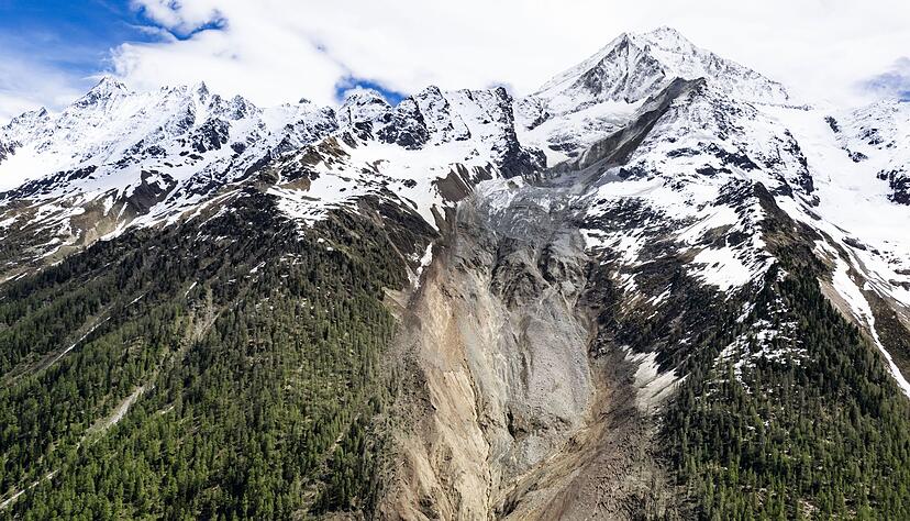 Die Abbruchstelle ist in den Bergen gut zu erkennen. Die Abbruchstelle ist in den Bergen gut zu erkennen.