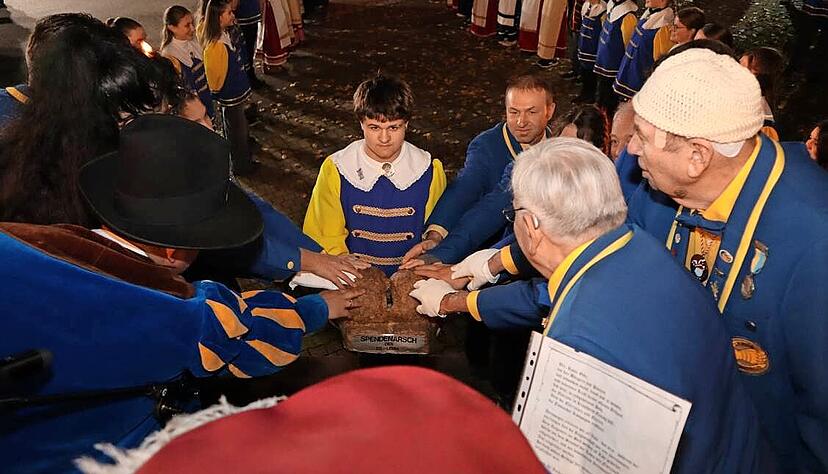 Raubritter G&ouml;tz (mit rotem Barrett im Vordergrund) schw&ouml;rt den Elferrat auf den Lemia-Arsch ein, nun soll der Frohsinn herrschen.