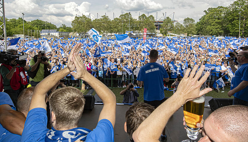 Der KSC ist wieder da: Die Karlsruher Mannschaft bejubelt den Aufstieg in die zweite Bundesliga.