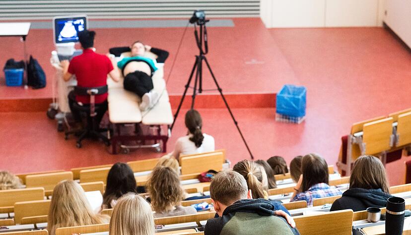 Wer ein Medizinstudium im Ausland in Betracht zieht, sollte Angebote und Kosten - auch f&uuml;r die Lebenshaltung vor Ort - genau vergleichen.