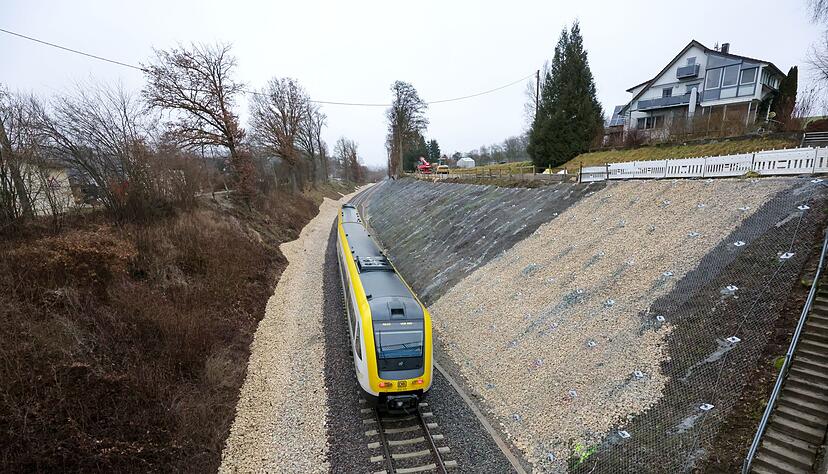 Mehr als vier Monate nach dem schweren Zugunglück fahren auf der Strecke wieder Züge. Mehr als vier Monate nach dem schweren Zugunglück fahren auf der Strecke wieder Züge.
