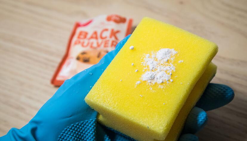 Man braucht: Einen Spülschwamm und etwas Backpulver. Man braucht: Einen Spülschwamm und etwas Backpulver.