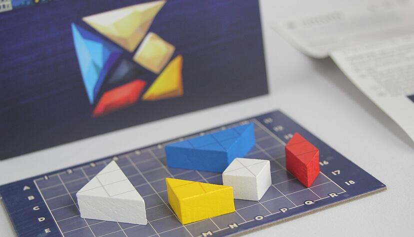 Hinter einem Sichtschirm baut bei &laquo;Orapa&raquo; jeder Spielende geometrische Holzformen auf. Mit imagin&auml;ren Wellen in eine Reihe oder Spalte wird geschaut, wie sie von den Formen abgelenkt wird und ob sie dabei eine bestimmte Farbe bekommt.