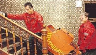 Henry Graul und sein Kollege schleppen den &uuml;berdimensionalen Heizl&uuml;fter ins Obergeschoss. Hier beginnt die Jagd der Sch&auml;dlingsbek&auml;mpfer.Fotos: Dittmar Dirks