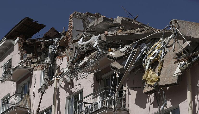 Die Zerst&ouml;rungen in der Ukraine durch den russischen Angriffskrieg wie hier in Tschernihiw sind massiv - noch w&auml;hrend der Krieg l&auml;uft, bem&uuml;ht sich die Ukraine um Wiederherstellung des normalen Lebens.