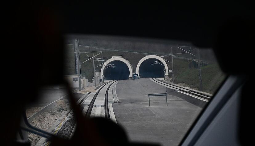 Bei der Sonderfahrt zur feierlichen Eröffnung der Bahn Neubaustrecke Wendlingen-Ulm im Sonderzug ist beim Blick aus dem Lokführerstand die Neubaustrecke zu sehen.