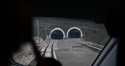 Bei der Sonderfahrt zur feierlichen Eröffnung der Bahn Neubaustrecke Wendlingen-Ulm im Sonderzug ist beim Blick aus dem Lokführerstand die Neubaustrecke zu sehen.