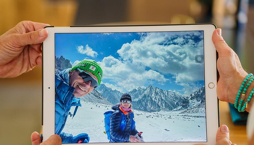 Erinnerungen an Reisen: Merk zeigt am Tablet Fotos aus Tibet. Erinnerungen an Reisen: Merk zeigt am Tablet Fotos aus Tibet.