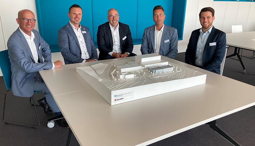 Arnold-CEO Dirk Döllner, Lukas Schmieg, Bernd Weidner, Mario Metzger und Thorsten Lienhardt-Schuster (von links) vor einem Modell des Werks in Rauhbusch, für das Erweiterungspläne bereits in der Schublade liegen. Arnold-CEO Dirk Döllner, Lukas Schmieg, Bernd Weidner, Mario Metzger und Thorsten Lienhardt-Schuster (von links) vor einem Modell des Werks in Rauhbusch, für das Erweiterungspläne bereits in der Schublade liegen.