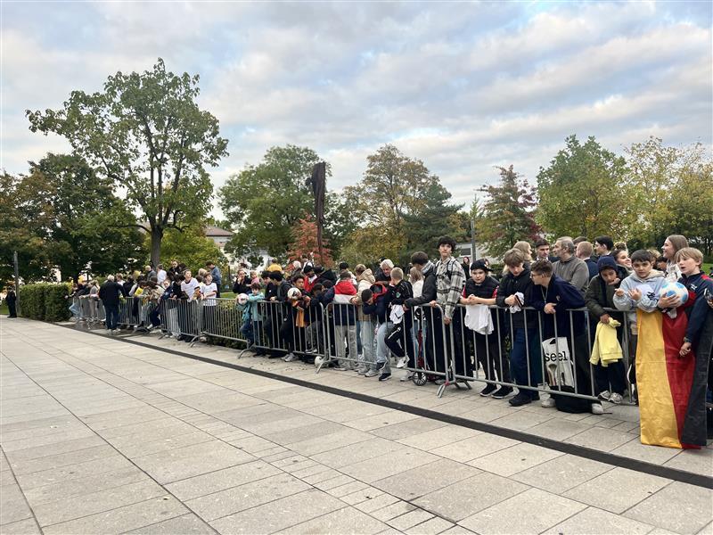 Vor dem Heilbronner Parkhotel wird es am Donnerstag nach und nach voller. Zahlreiche Fans erwarten die Ankunft der DFB-Elf.