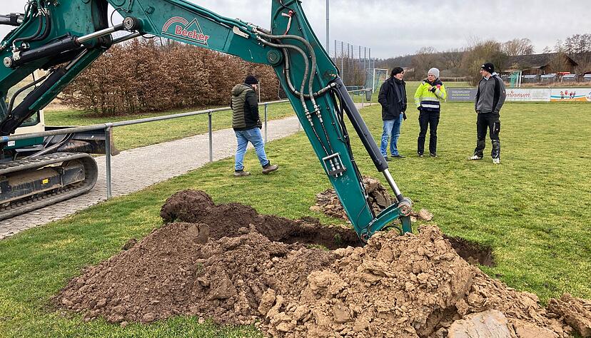 Kleingartach: Rasenfl&auml;che des Sportplatzes ist durch W&uuml;rmer zerst&ouml;rt. Demn&auml;chst soll ein Kunstrasenplatz als Ersatz eingebauit werden. daf&uuml;r wurde jetzt mit einem Bagger der Baugrund untersucht.
