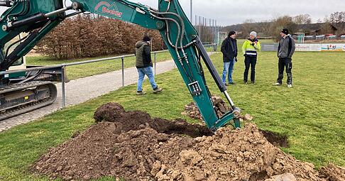Kleingartach: Rasenfl&auml;che des Sportplatzes ist durch W&uuml;rmer zerst&ouml;rt. Demn&auml;chst soll ein Kunstrasenplatz als Ersatz eingebauit werden. daf&uuml;r wurde jetzt mit einem Bagger der Baugrund untersucht.