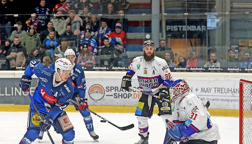 In der Schlussphase der Partie hatten die Falken noch einmal kurz doppelte Überzahl und durch Corey Mapes die Chance auf den dritten Treffer der Partie − es blieb aber beim 2:0 gegen Deggendorf. In der Summe ein gutes Spiel. In der Schlussphase der Partie hatten die Falken noch einmal kurz doppelte Überzahl und durch Corey Mapes die Chance auf den dritten Treffer der Partie − es blieb aber beim 2:0 gegen Deggendorf. In der Summe ein gutes Spiel.